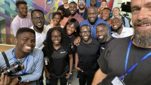 Twitter CEO Jack Dorsey wit staff of one tech company Andela for Lagos Nigeria wen e visit di west African nation in November 2019