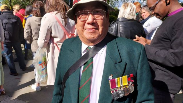 Veterano do Exército britânico nascido no Nepal exibe suas medalhas com o rosto da rainha