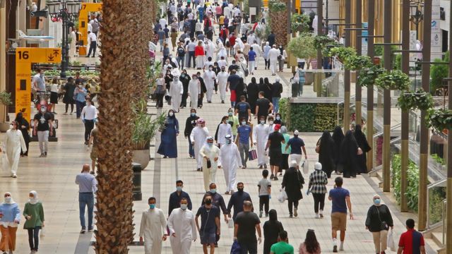 صورة لمتسوقين في مجمع الأفنيوز في الكويت خلال أزمة كورونا