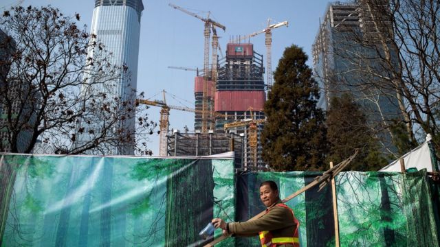 北京街头某建筑工地外的一名工人（28/3/2017）