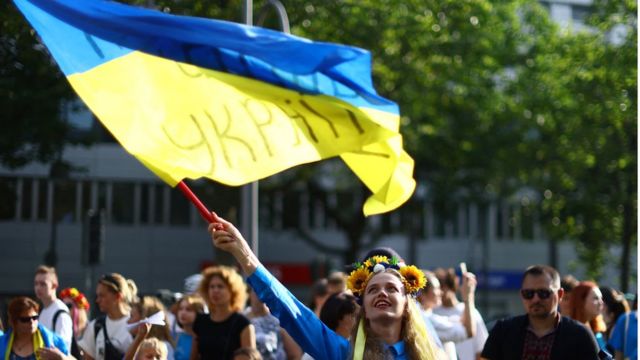 українці