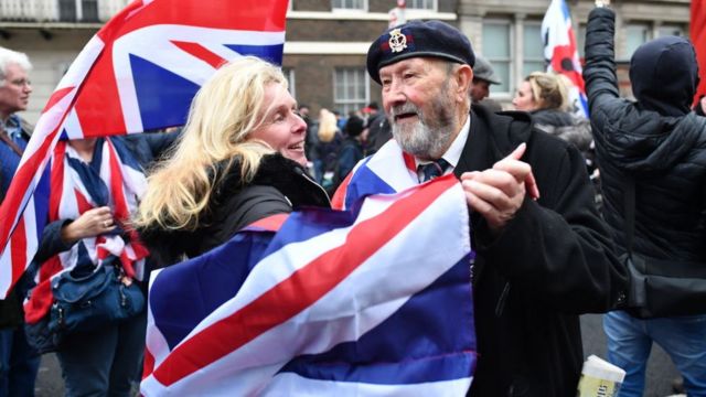 Manifestantes a favor del Brexit.