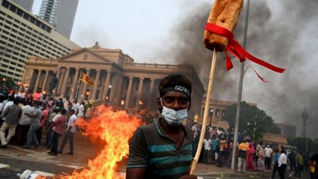 இலங்கை பொருளாதார நெருக்கடி போராட்டங்களுக்கு வழிவகுத்தது