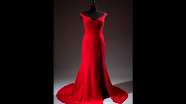 Модельер Кристиан Сириано сшил для актрисы Лесли Джонс это роскошное красное платье