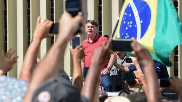 El presidente de Brasil, Jair Bolsonaro, encabeza protestas en contra del distanciamiento social.