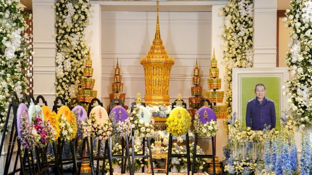 Maua na picha za Vichai Srivaddhanaprabha ziliwekwa karibu na hekalu lake mjini Bangkok