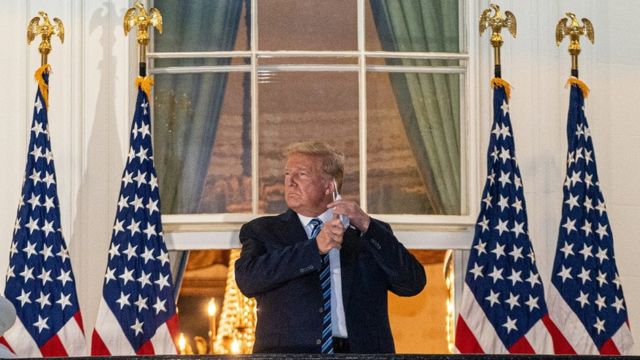 Trump remove a máscara para posar para fotos