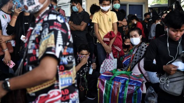 ภายหลังจากที่มีคำสั่งปิดกิจการของสถานประกอบการในกรุงเทพฯ และปริมณฑล แรงงานนอกระบบและแรงงานต่างด้าวต่างมุ่งหน้าเดินทางกลับภูมิลำเนา