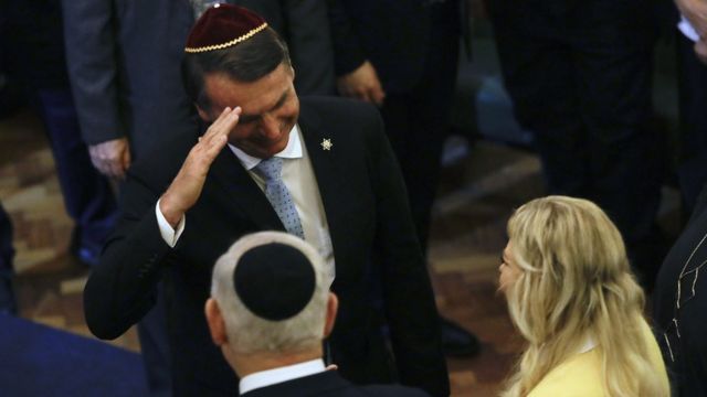 Em foto de dezembro, Bolsonaro cumprimenta Benjamin Netanyahu e sua mulher em visita do premiê ao Rio