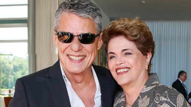 Dilma chegou ao lado de Chico Buarque para apresentar sua defesa no Senado