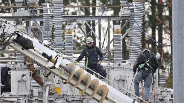 Trabajadores en una instalación eléctrica de EE.UU.