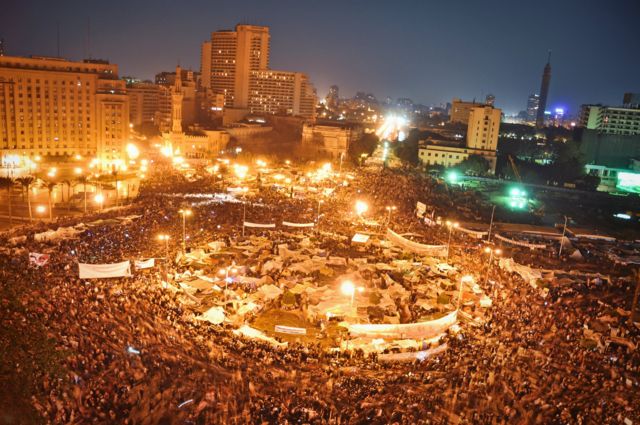 متظاهرون معتصمون في ميدان التحرير في القاهرة في فبراير/شباط 2011