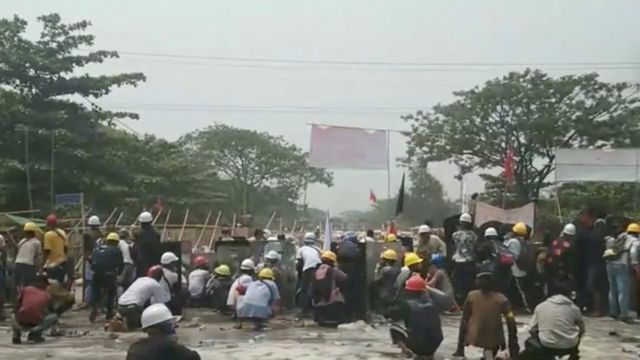 protesters face security ofrces in Hlaing Tharyar, 14 March