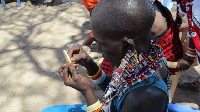 Perempuan Maasai merajut manik-manik.