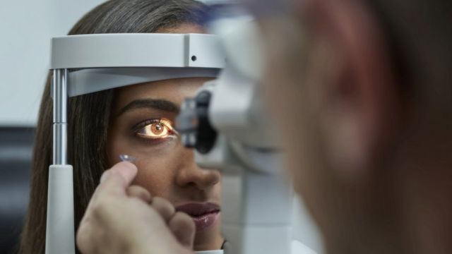 Mulher sendo examinada no oftalmologista