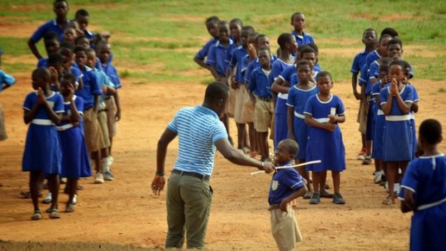 Gukubita abanyeshuri bigamije guhana ni igikorwa kitavugwaho rumwe mu burezi mu bihugu byinshi muri Afurica.