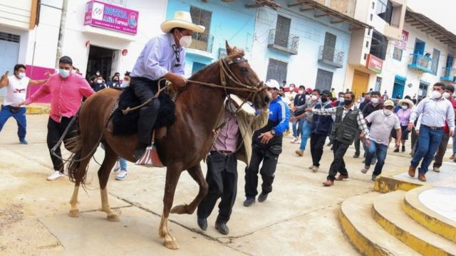 Pedro Castillo llegando a votar a caballo