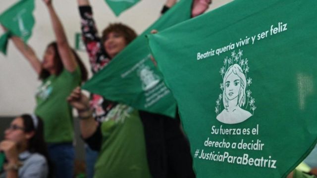 Mujeres acompañan el caso Beatriz en San Salvador el 22 de marzo pasado.