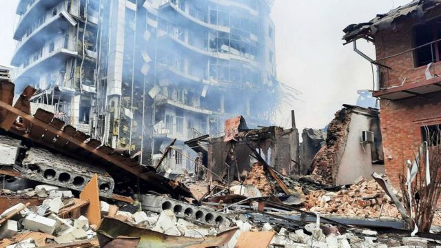 مبان في خاركيف دمرها القصف الروسي (3 مارس/آذار 2022)