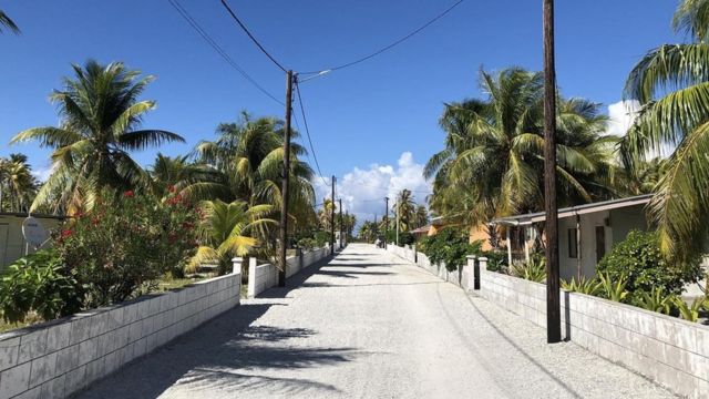Esta es la única carretera en Tepoto y está pavimentada con piedra de coral triturada.