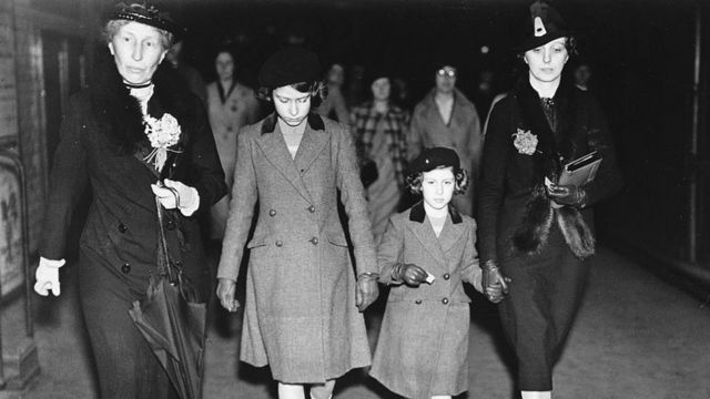 Prenses Elizabeth ve Prenses Margaret, Marion Crawford (en sağda) ile metroya gerçekleştirdikleri ilk ziyaretin ardından