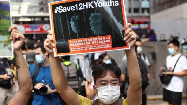 有示威者关注被中国拘捕的12名潜逃台湾不果的香港人。