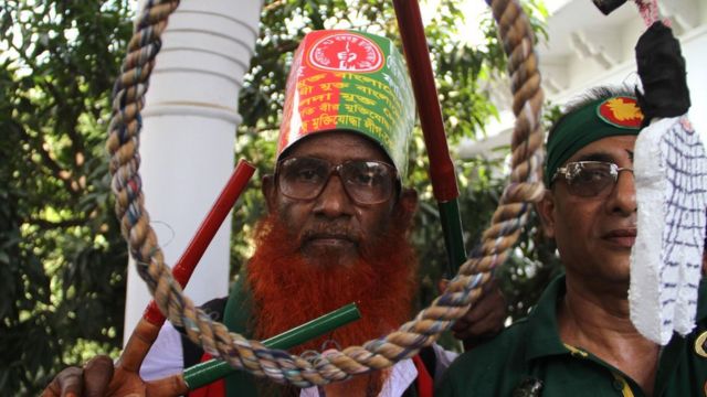 আদালত প্রাঙ্গণে যুদ্ধাপরাধের বিচারের দাবিতে আন্দোলনকারীরা