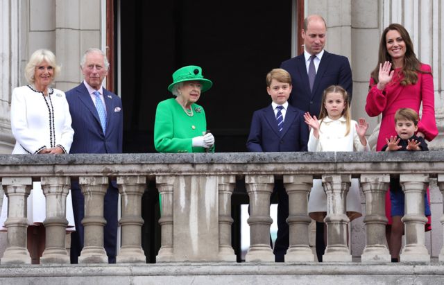 2022年6月，王室成员站在白金汉宫的阳台上。