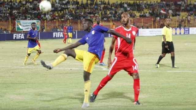 Un joueur tchadien aux prises avec un adversaire soudanais, en éliminatoires de la Coupe du monde Qatar 2022.