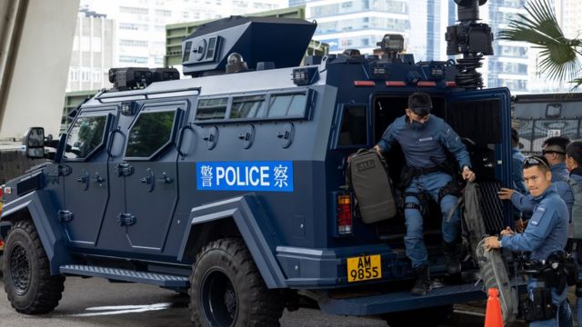 香港警方出动装甲车在法庭外戒备