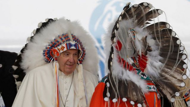 La histórica petición de perdón del papa Francisco a los indígenas de Canadá por "destrucción cultural y asimilación forzada" - BBC News Mundo