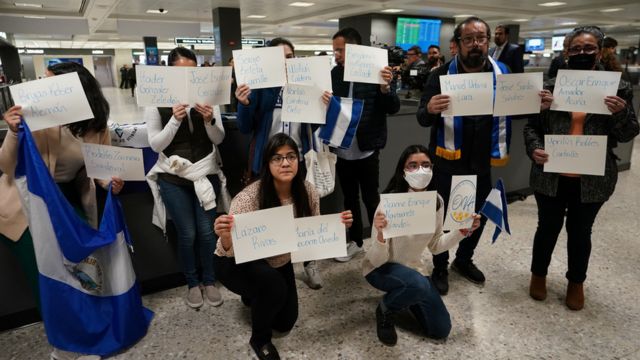 Activistas y miembros de la diáspora acudieron al aeropuerto en Washington DC a recibir a los opositores liberados.