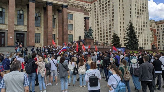 У мгу задержали участников акции в защиту просветительской деятельности. Смотреть фото У мгу задержали участников акции в защиту просветительской деятельности. Смотреть картинку У мгу задержали участников акции в защиту просветительской деятельности. Картинка про У мгу задержали участников акции в защиту просветительской деятельности. Фото У мгу задержали участников акции в защиту просветительской деятельности