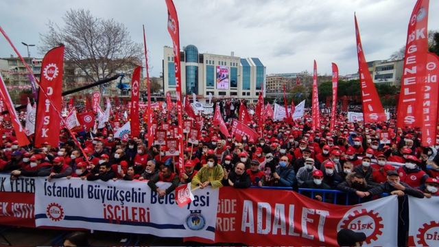 DİSK (Devrimci İşçi Sendikası Konfederasyonu) İstanbul'ın Kartal Meydanı'nda 'Geçinmek istiyoruz' sloganıyla bir miting düzenledi. DİSK Genel Başkanı Arzu Çerkezoğlu, "İşçi sınıfının asgari ücretle ilgili kırmızı çizgisi en az 5 bin 200 TL'dir" dedi.