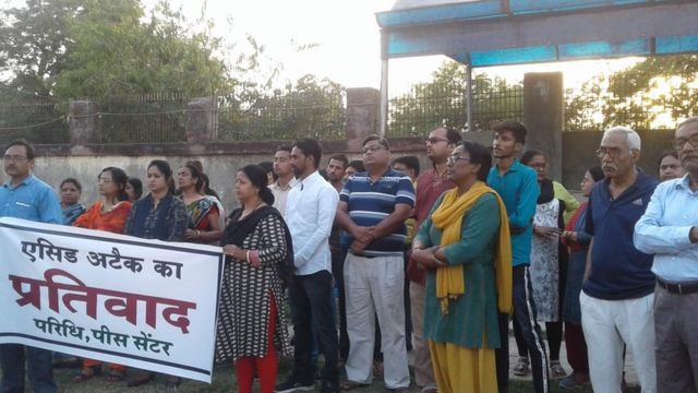 घटना को लेकर प्रदर्शन कर रहे लोग