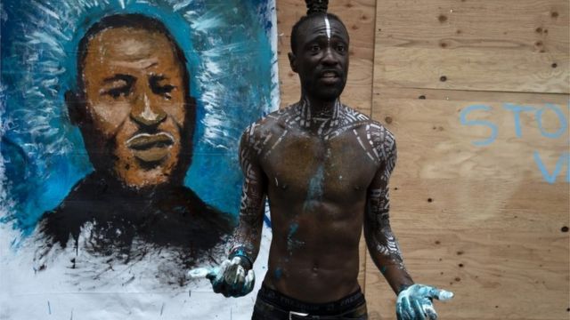 A man paints a portrait of George Floyd on June 2, 2020 in Los Angeles, California