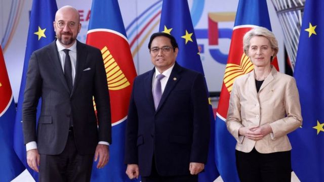 El presidente del Consejo Europeo, Charles Michel, junto al primer ministro de Vietnam, Phạm Minh Chính, y la presidenta de la Comisión Europea, Ursula von der Leyen.