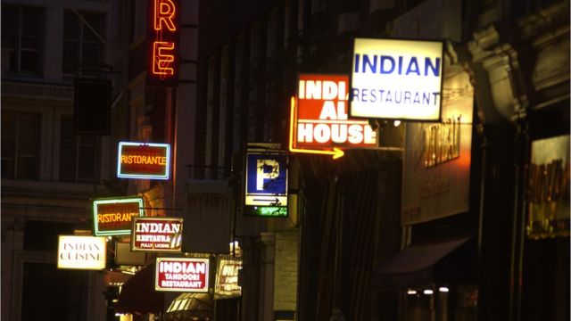 Улица с индийскими ресторанами в Лондоне