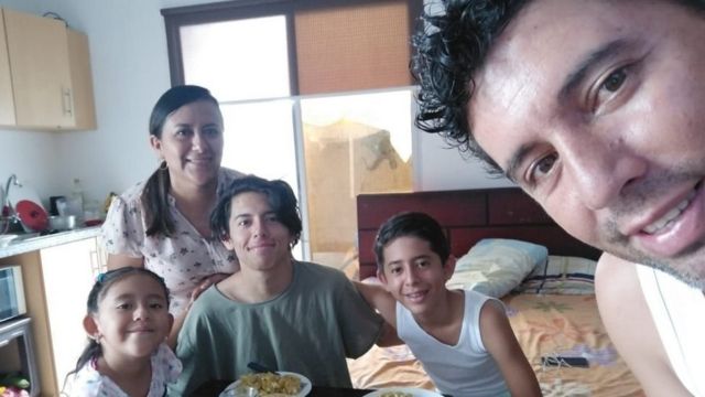 Roberto Jiménez y su familia llevan más de un mes varados en Salinas sin poder volver a Galápagos.