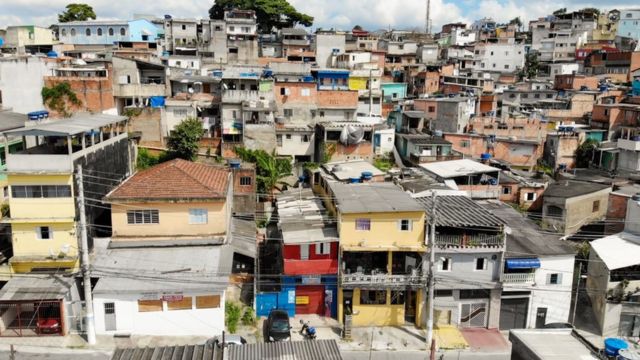 Grande parte da população urbana de baixa renda vive em favelas