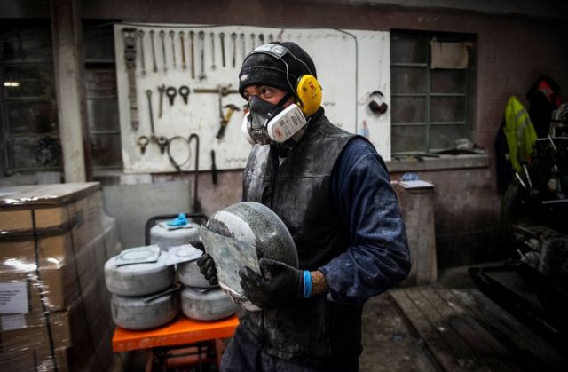 冰壶制作过程产生大量灰尘和噪音，工人必须做好防尘防噪音保护。(photo:BBC)