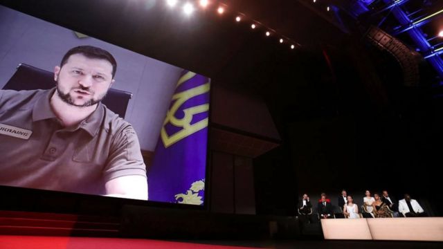 زيلينسكي يظعر على شاشة عملاقة أثناء خطابه خلال حفل افتتاح مهرجان كان السينمائي الخامس والسبعين الذي أقيم في قصر المهرجانات في مدينة كان بفرنسا.