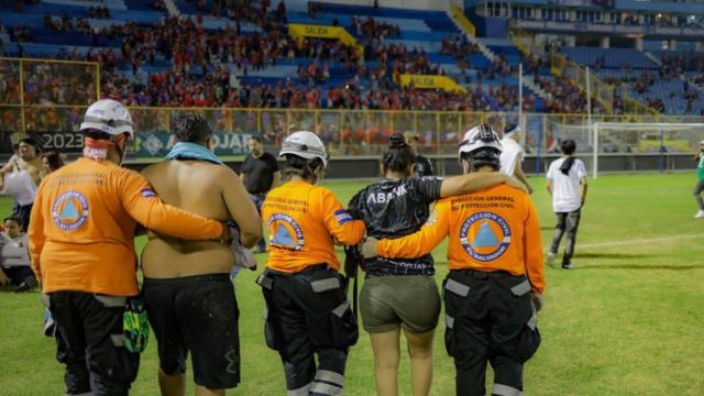Víctimas de la estampida en el estadio de fútbol de Cuscatlán.