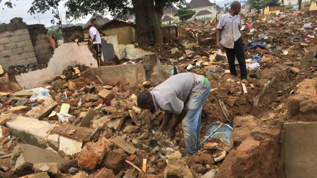 How Abuja FCDA tear gas resident demolish dia house for early morning ...