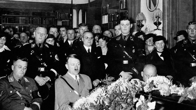 Adolf Hitler bei der Beerdigung von Elisabeth Nietzsche.