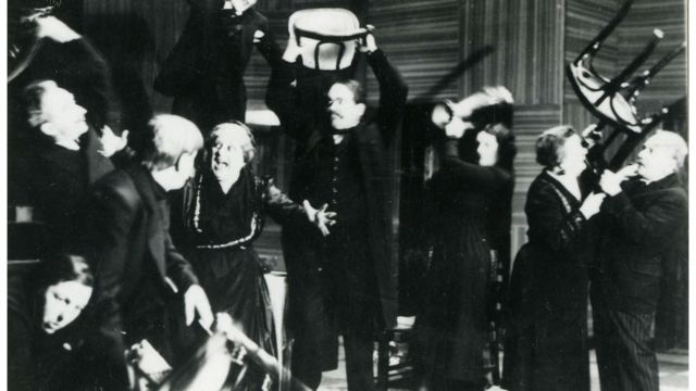 Izvođenje predstave Ožalošćena porodica 1934. godine