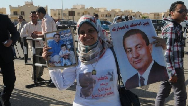 متظاهرون يحملون صورة مبارك