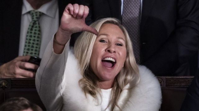 La representante republicana de Georgia, Marjorie Taylor Greene, reacciona con el pulgar hacia abajo mientras el presidente Biden pronuncia su discurso