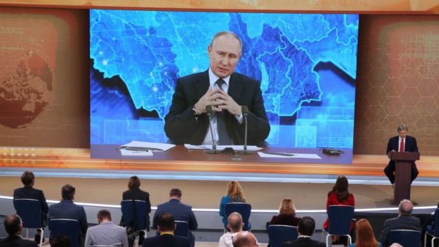 Vladimir Putin en una pantalla.