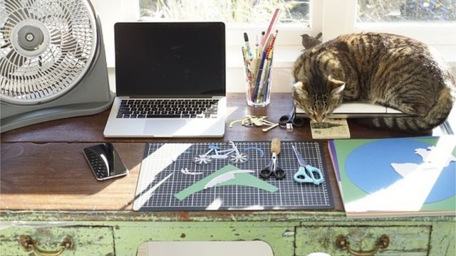 При надомній роботі робоче місце, а також час роботи є фіксованими